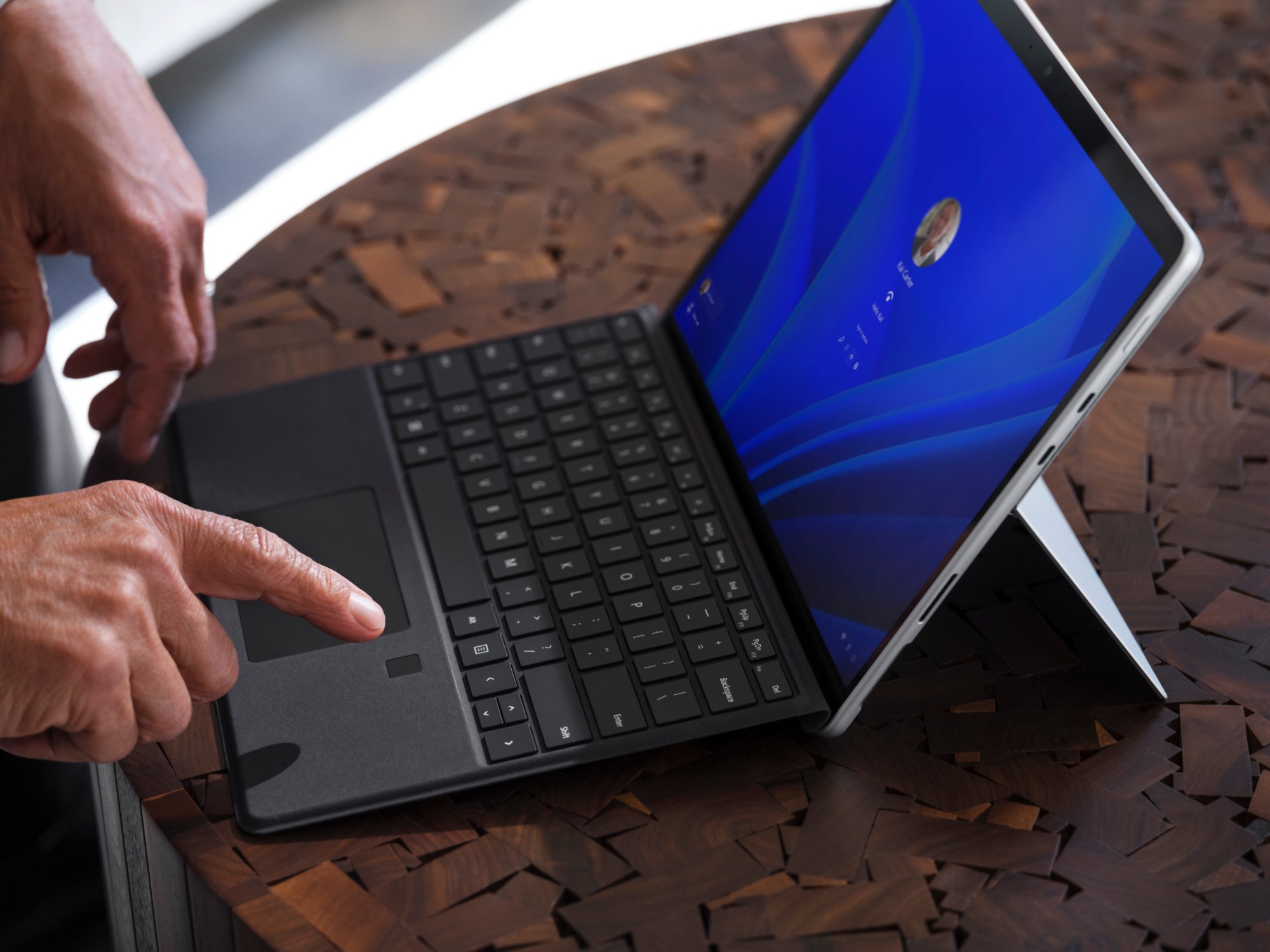 Microsoft Surface Pro Signature Keyboard with Fingerprint Reader Svart Microsoft Cover port QWERTY Engelsk