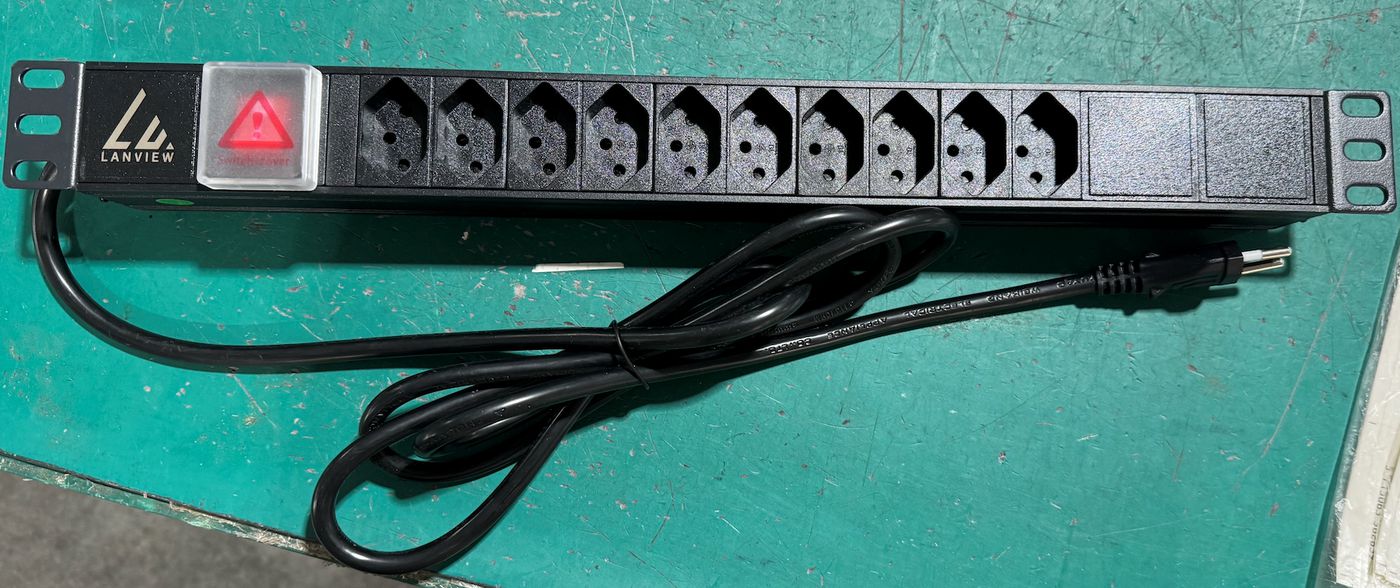 Lanview 19'' rack mount power strip.