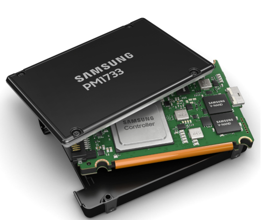 Image of Samsung PM1733 7.68TB 2.5" 7680 GB PCI Express 4.0 V-NAND NVMe