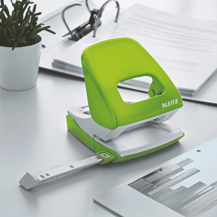 Leitz WOW hole punch 30 sheets Green